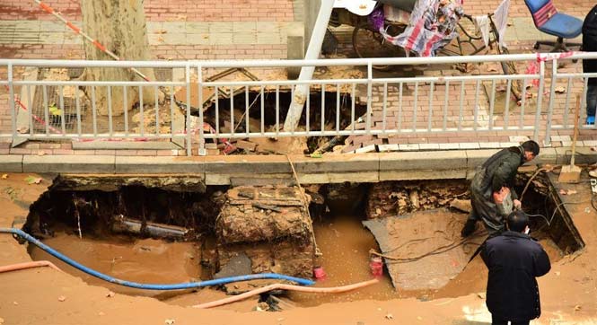 鄭州又見暖氣管道爆裂 地面現兩米深大坑