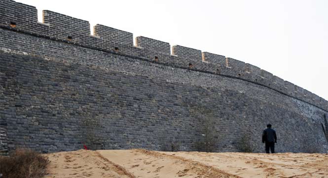 长城起点现“签名墙” 所及之处无砖幸免