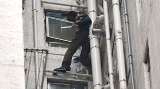 男子持双刀站18楼窗外 情绪激动