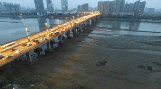 福州：失意男子跳桥轻生遇退潮 插进淤泥人被困