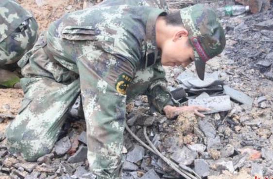 浙江丽水山体滑坡救援现场 徒手挖开生命通道