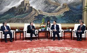 赵乐际会见哥伦比亚多党干部考察团