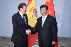 习近平会见西班牙首相拉霍伊