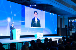 习近平出席亚太经合组织工商领导人峰会并发表主旨演讲