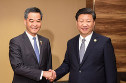 习近平会见梁振英