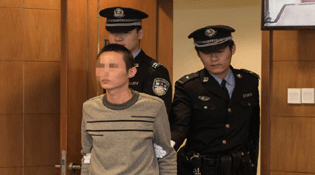 顺风车司机爬到后座施暴强奸女乘客