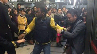 北京：两男子地铁打架 黑人劝架被打