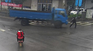 江苏句容：货车提前变道转弯撞倒路人