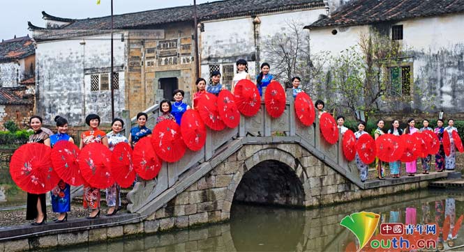浙江金华：女干部着旗袍茶园走秀为古村旅游代言