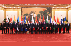 习近平集体会见出席第四次中国－中东欧国家领导人会晤的中东欧国家领导人