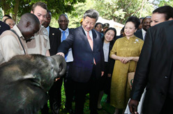 习近平考察津巴布韦野生动物救助基地