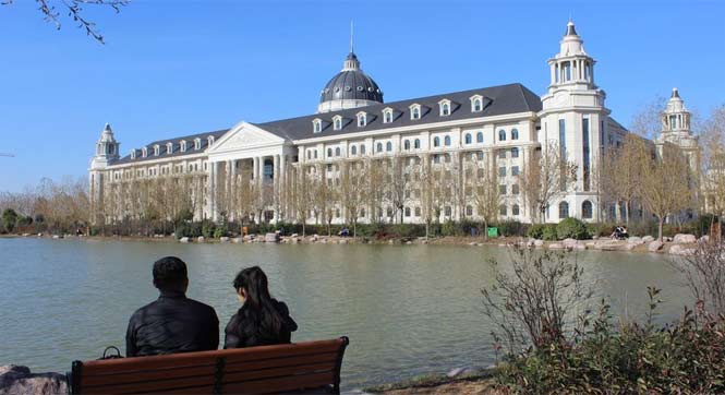 郑州一高校多处教学楼酷似&ldquo;白宫&rdquo;