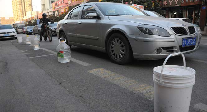 济南惊现&ldquo;水桶排队&rdquo;占车位