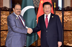习近平会见巴基斯坦总统侯赛因
