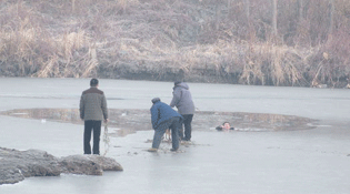 男子掉入冰河被救全程