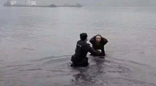 男子闹市捅死人后跳江逃跑