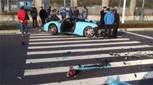 上海：法拉利连环撞击后&ldquo;面目全非&rdquo;