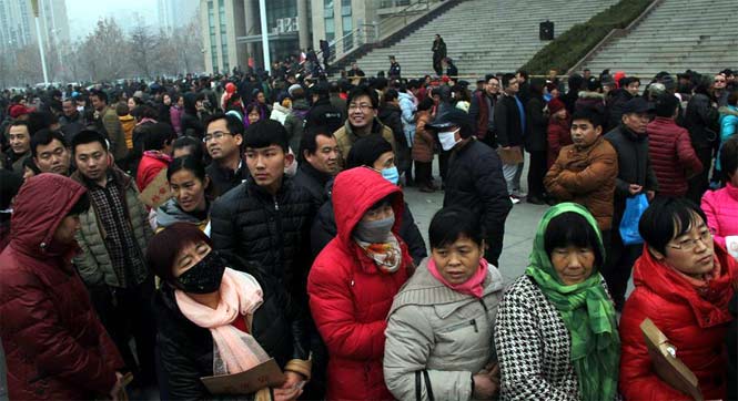 山东博兴数百群众彻夜排队补缴养老费 场面壮观