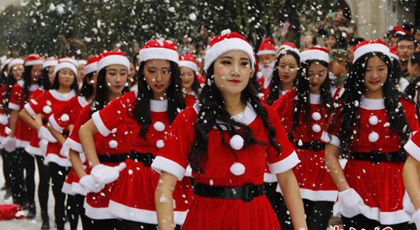 四川一高校人工降雪过圣诞 超唯美浪漫