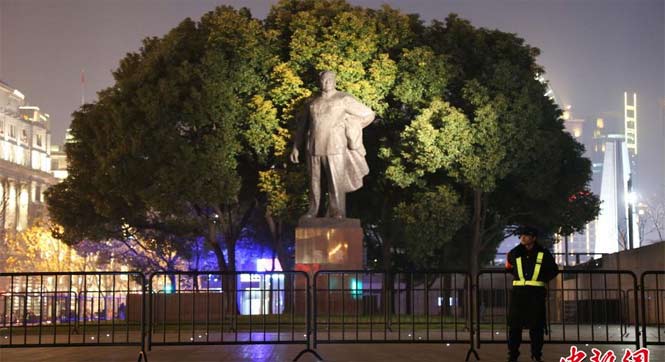 上海外滩取消跨年迎新 竖起铁马应对人流