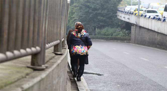 重庆一最窄人行道不足10厘米 市民贴壁而行