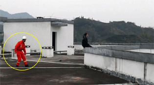 自杀者背后，消防员偷偷走近