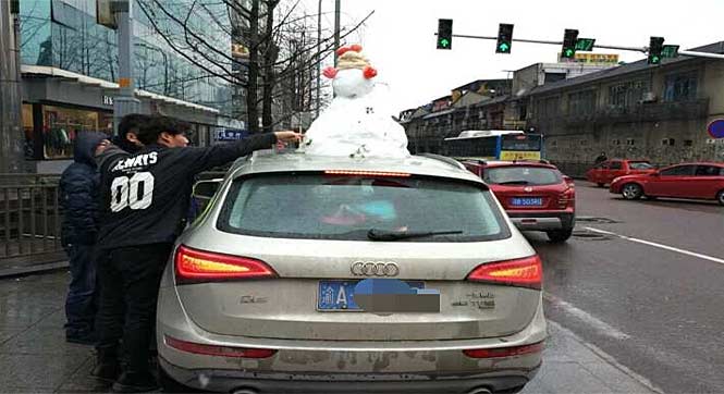 重庆迎20年来首场雪 交警查136个车顶雪人