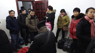 河南：列车员报错站百余人下错车 再登车被阻