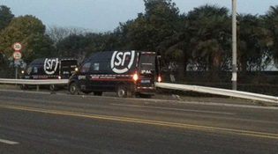 上海：顺丰快递运货车撞隔离栏被从头扎对穿(图)