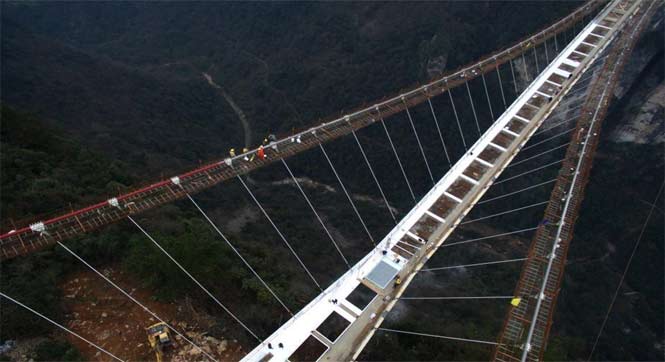张家界大峡谷玻璃桥桥面玻璃首装成功