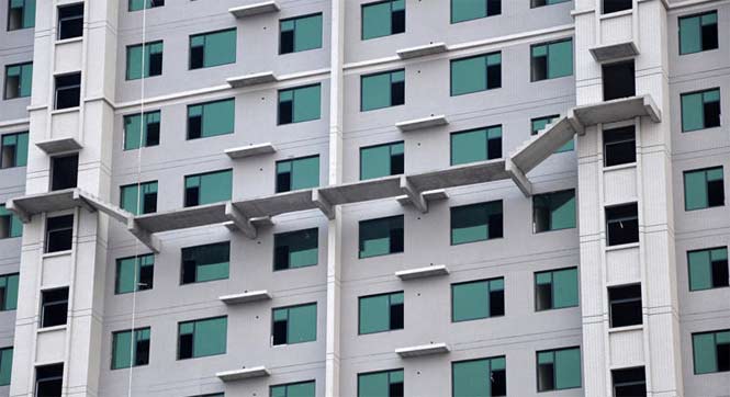 恐高症慎入！山东一楼盘10楼惊现&ldquo;悬空楼梯&rdquo;