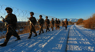 新疆：军警联合信息化 节前踏雪守边疆