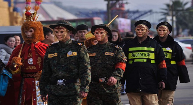 &ldquo;猴保安&rdquo;巡街引围观