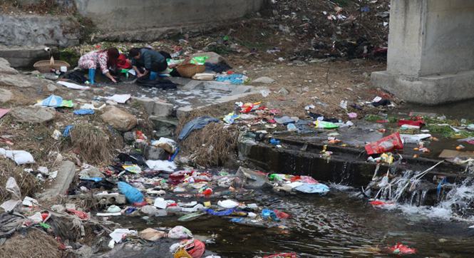 陕西安康：农村河流垃圾成堆 村民河中洗衣裳