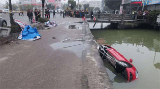 广东：雾天小车冲入水沟 一家4口死亡