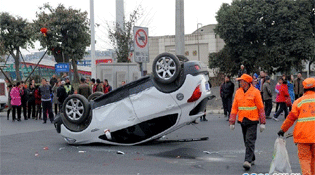 成都春节车祸：小汽车面目全非 越野车四脚朝天