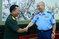 许其亮会见老挝国防部长