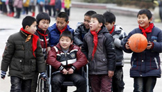 同学就是手足！安徽一男孩患病无法行走 被照顾7年