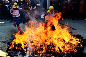 福建莆田上演&ldquo;赤脚踩炭火&rdquo;