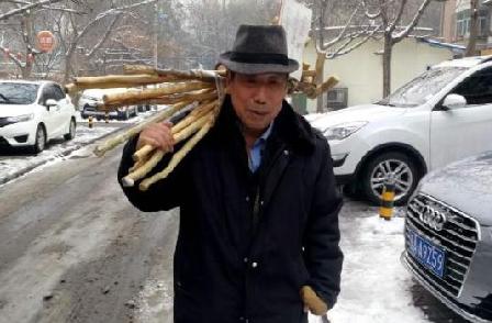 老人20年制上万根&ldquo;爱心拐棍&rdquo; 免费供路人取用