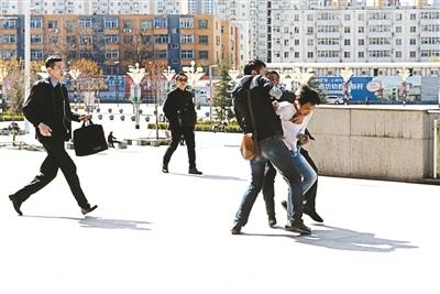 北京站派出所全年抓在逃嫌犯379人 一铁警抓252人