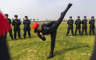 女子特警：巾帼不让须眉