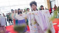 汉服美女走进南京大报恩寺遗址 再现上巳节古礼