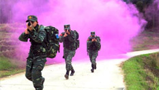 震撼：看福建武警特战官兵如何&ldquo;飞檐走壁&rdquo;