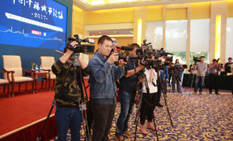 媒体记者在论坛现场拍摄