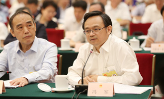 全国人大常委会委员冯军提问