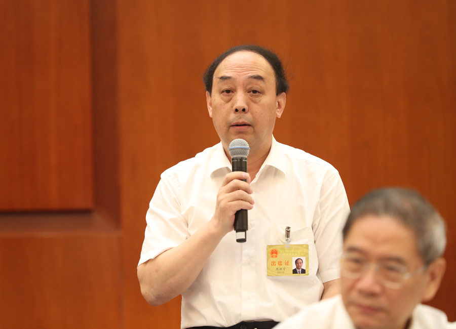 全国人大常委会委员周洪宇提问