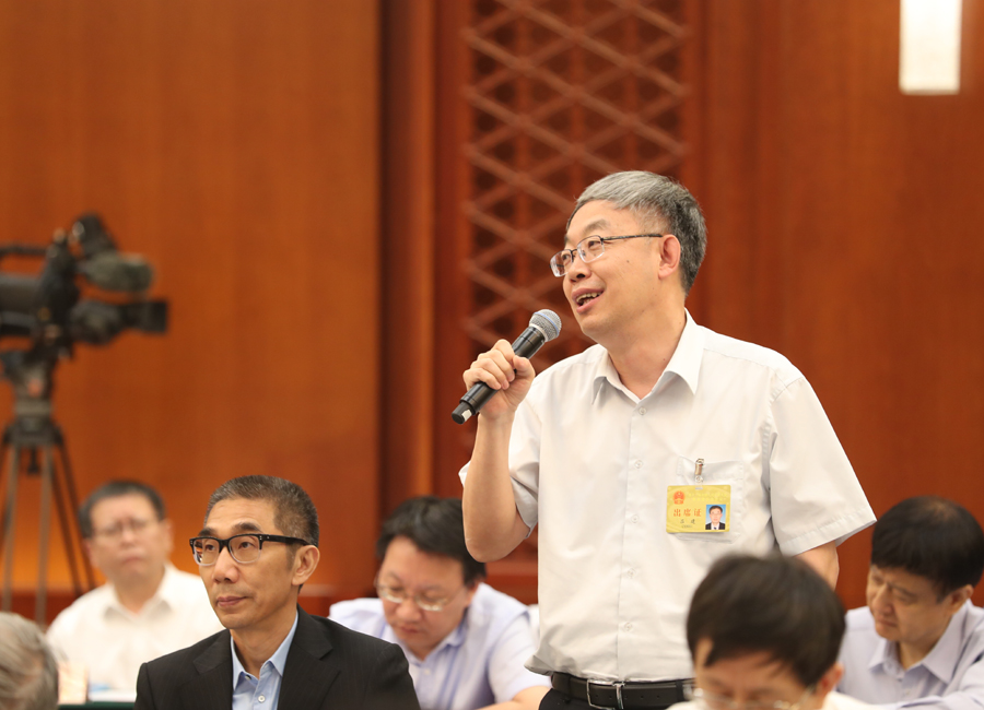 全国人大常委会委员吕建提问