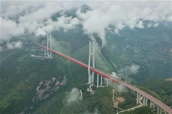 雲端俯瞰北盤江大橋