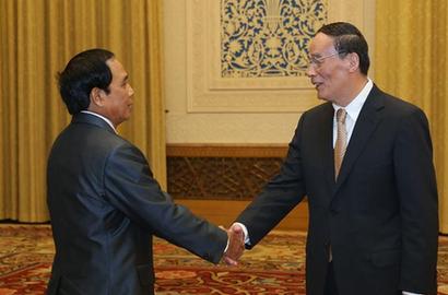 王岐山会见老挝人革党代表团